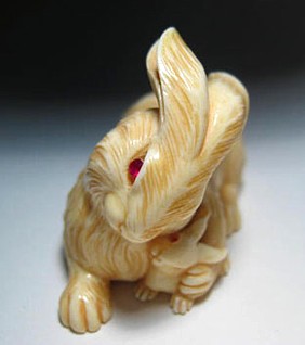 Нэцкэ Зайчиха с зайчонком