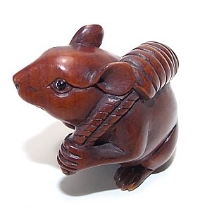 японская нэцкэ Мышка с денежками, 1950-е гг.