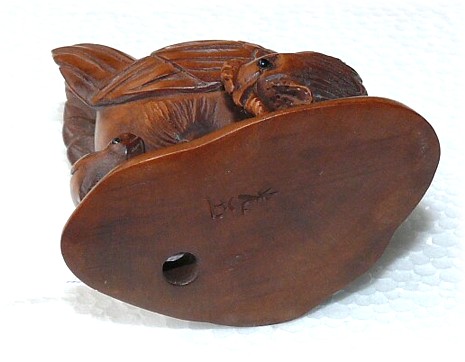 японская нецке из кипариса Курица с цыпленком