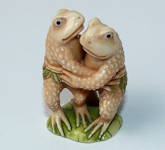 Нецка японская нэцке из слоновой кости Лягушки - сумоисты