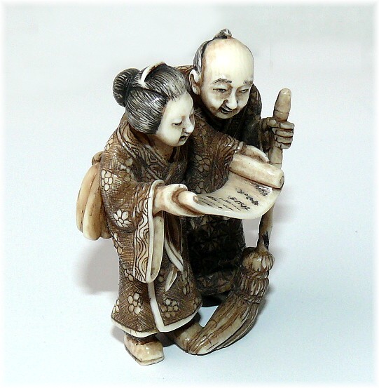 японская нэцкэ из слоновой кости Пара с письмом, 1920-30-е гг.