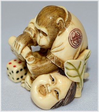 Обезьянка с бутылочкой сакэ, японская нецка из слоновой кости, японская нецка из слоновой кости Обезьянка