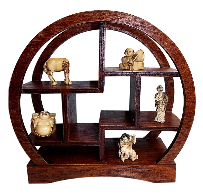 полка для коллекции нэцкэ и окимоно