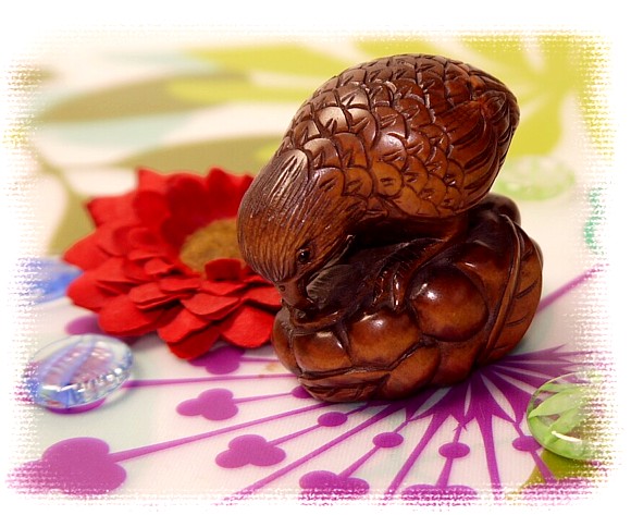 японская нэц из кипариса Птичка с ягодой, 1920-е гг.