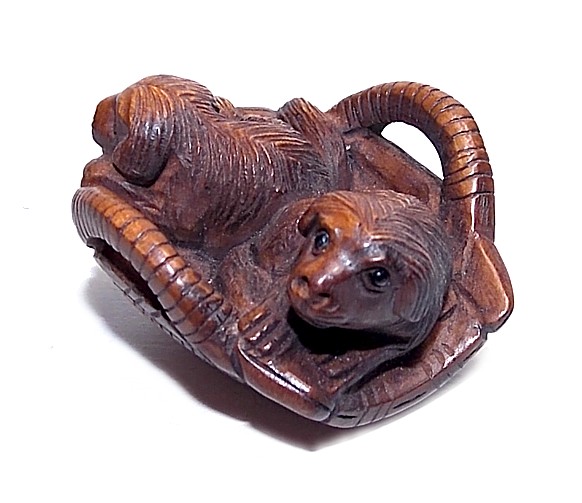 японская подписная нэцка из самшита Два Щенка