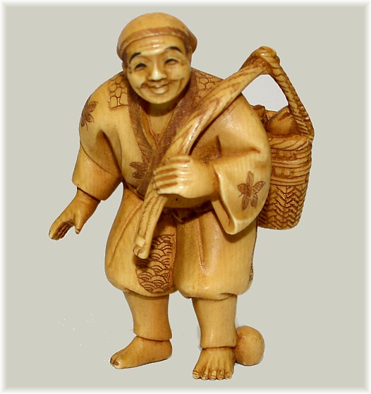 японская нэцка из слоновой кости Рыбак с корзиной за спиной, конец эпохи Эдо