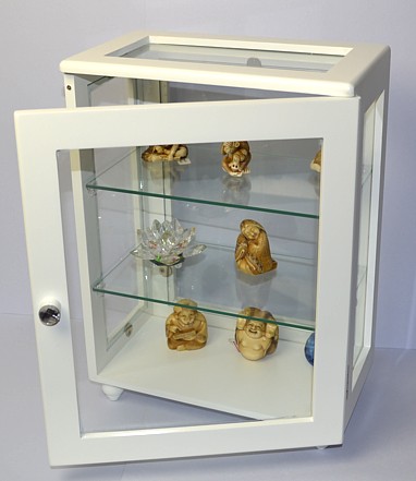 Шкафчик кабинет со стеклянными полочками для коллекции нэцкэ