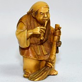 японская нецке из слоновой кости Мужчина с курительной трубкой, 1830-е гг.