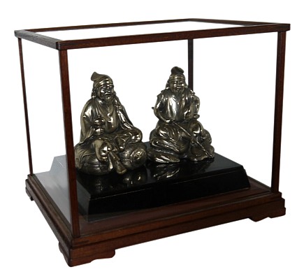 парная японская  статуэтка в стеклянной витрине