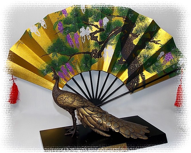 японская бронзовая статуэтка ПАВЛИН и японский веер