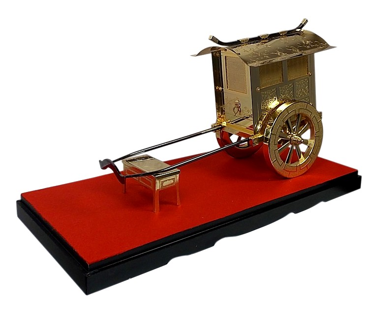 японский интерьер и искусство,  дворцовый экипаж, металл, золочение, Япония, 1960-е гг