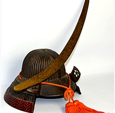 японская кабинетная бронза: самурайский шлем кабуто