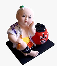 японская статуэтка из керамики  Мальчик, сидящий рядом с фонарем