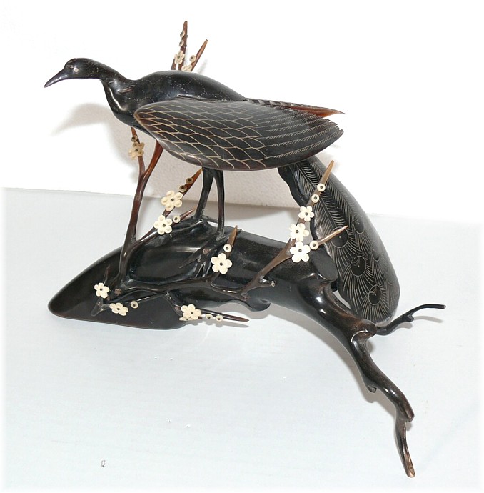 Птица Счастья на ветке сакуры, интерьерное украшение из черепахи, кости и рога, Япония, 1900-е гг.