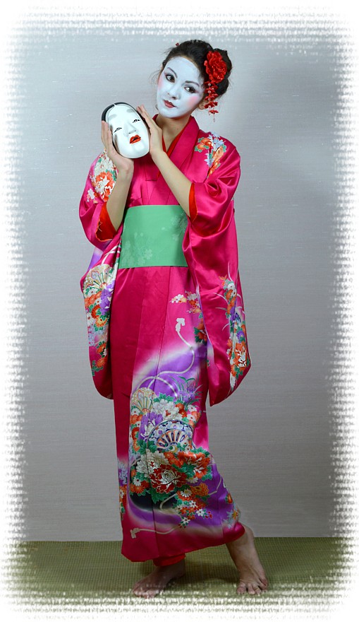 японское традиционное кимоно и маска театра НО