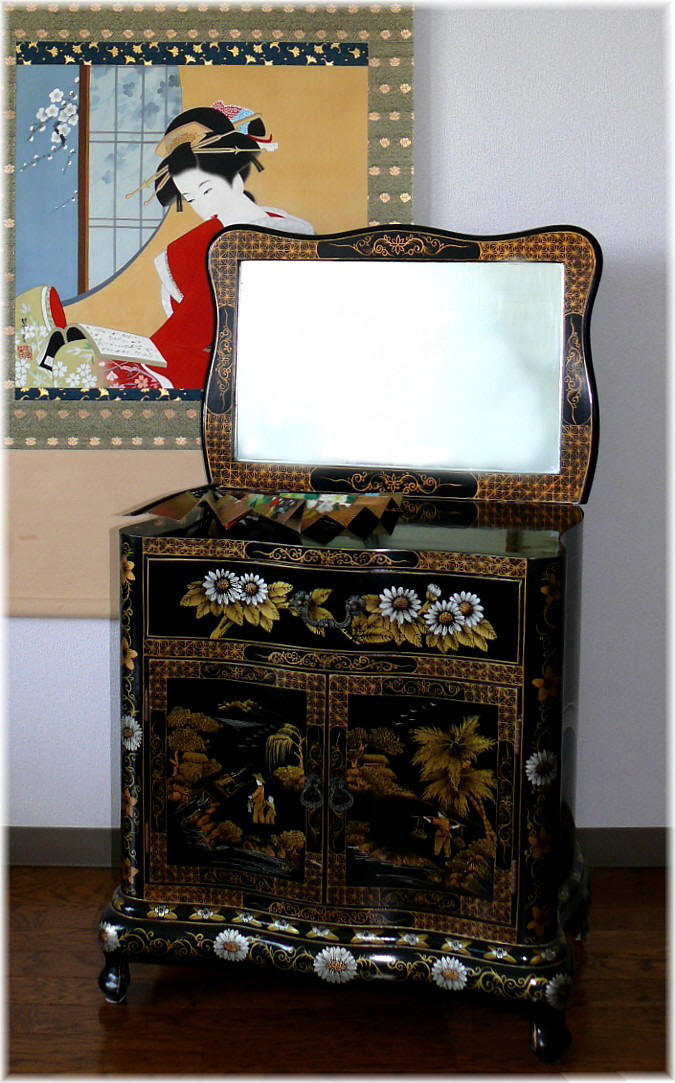 японская картина на свитке и старинный резной шкаф с зеркалом