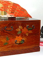 кабинетный шкафчик для коллекций с авторской росписью