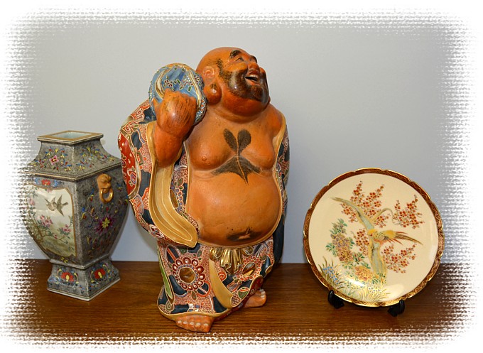 японский фарфор: ваза, тарелка и стуэтка Хотэя, Бога богатства