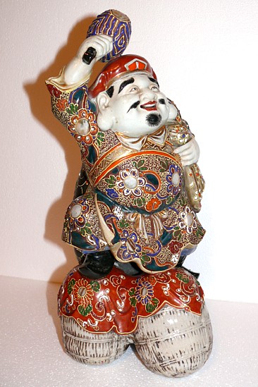 Дайкоку, один из Семи Богов Счастья, большая антикварная фарфоровая статуэтка. Япония