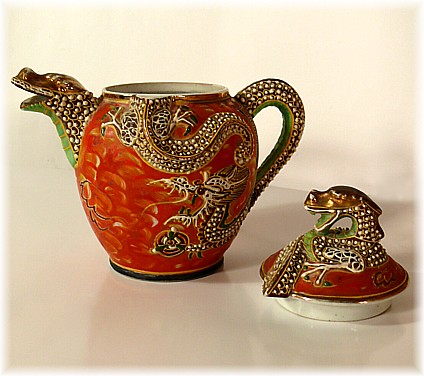 японский антикварный фарфор: чайник с драконом, 1860-е гг.