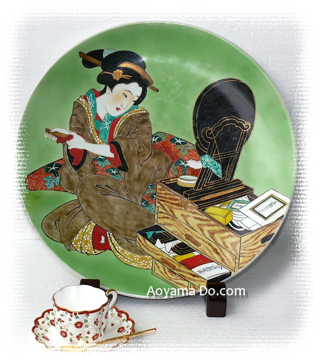 японское антикварное настенное блюдо с росписью Дама у зеркала