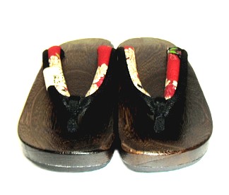 японская традиционная женская обувь из дерева