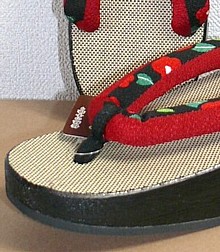 японская женская обувь из дерева
