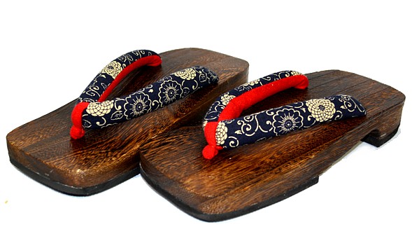 японская традиционная обувь гэта из дерева, ручная работа