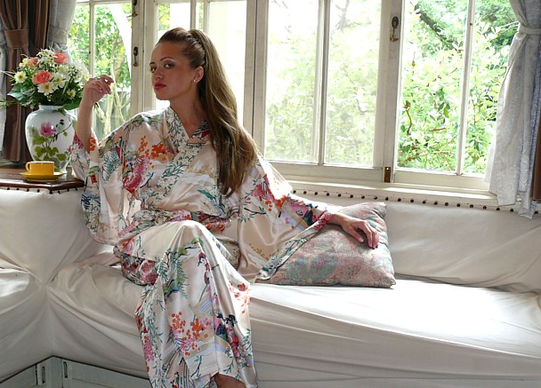 японский шелковый женский халат-кимоно, кремового цвета