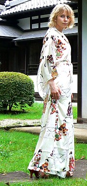 шелковое японское кимоно - оригинальный подарок женщине