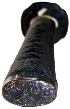 касира катаны с изображением дракона