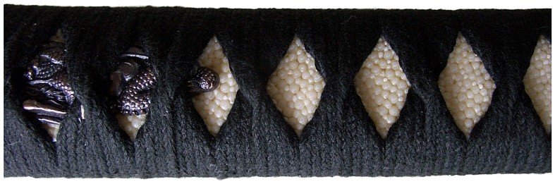 цука рукоять катаны -кожа ската самэгова, менуки - в виде дракона, оплетка - хлопок