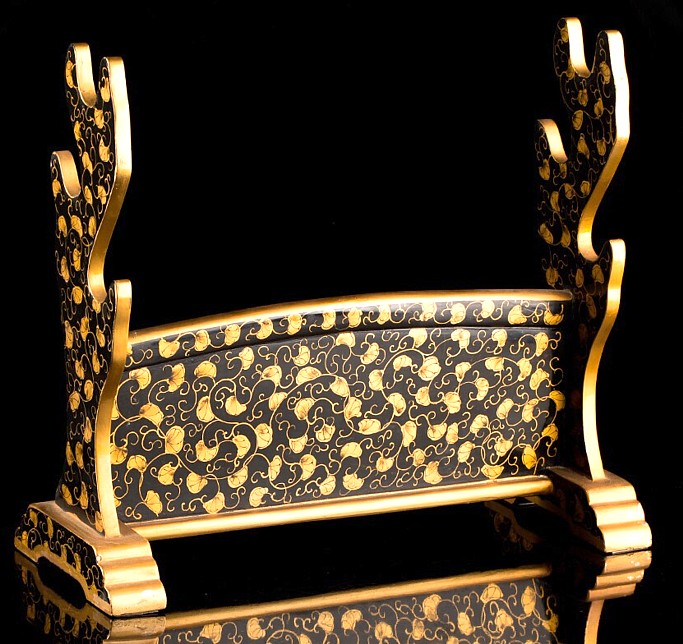  японская резная подставка для трех самурайских мечей с авторской росписью, 1900-е гг