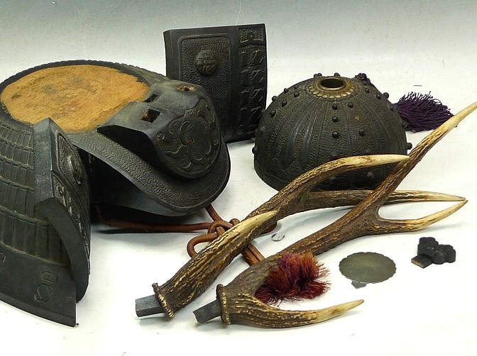 японская старинная подставка для одного или двух мечей в форме самурайского шлема. детали