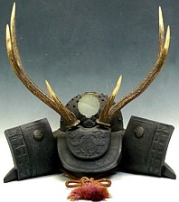подставка для мечей резная в виде самурайского шлема, Япония