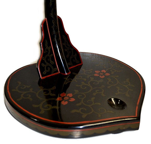 деталь авторской росписи на японской старинной подставке для самурайского меча