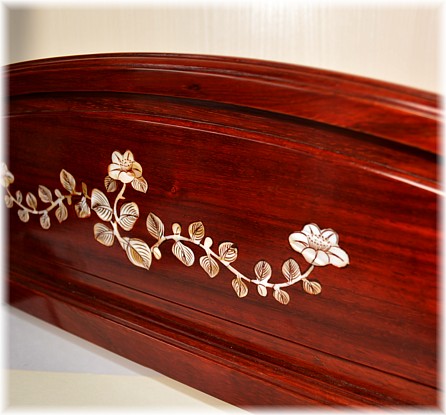 деталь перламутровой инкрустации на японской подставке для катаны