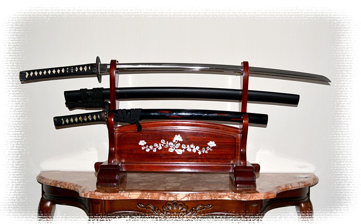 японская резная подставка для  самурайских мечей