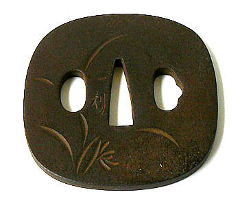 цуба с изображением ирисов, мастер Казутоши, эпоха Эдо