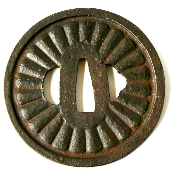 цуба японского меча конца эпохи Камакура в виде цветка хризантемы