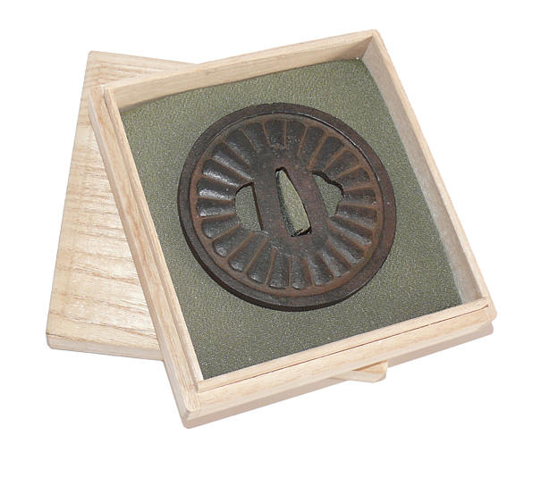 коллекционная цуба- гарда самурайского меча конца эпохи Камакура