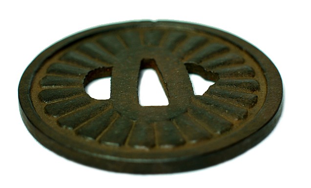 цуба самурайского меча, железо, ковка, резьба, 1560-е гг. 