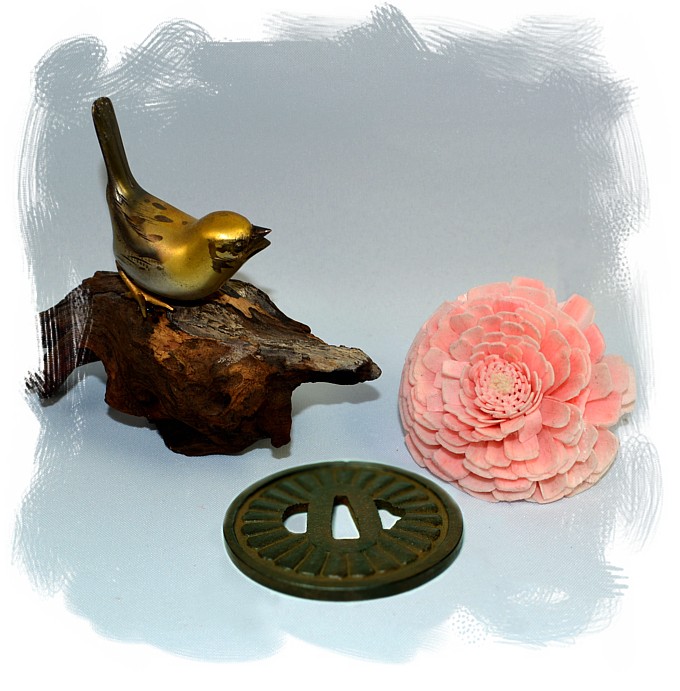 антикварная японская цуба (гарда меча) в виде хризантемы