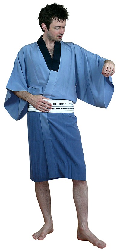японское мужское шелковое кимоно а рисунком на спине в виде эротической сцены