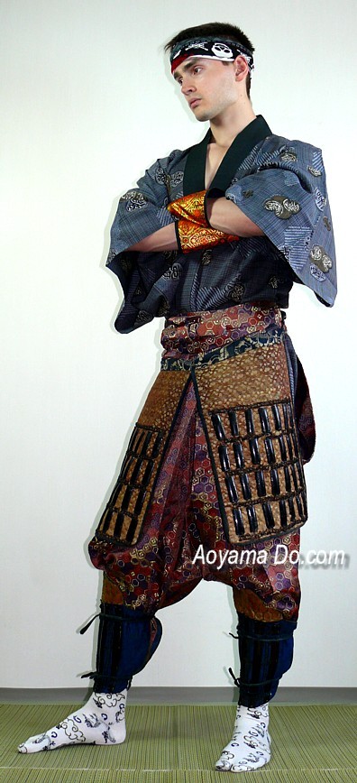 хакама из шелковой парчи, кимоно и деталь доспехов самурая: хайдатэ и сунеатэ