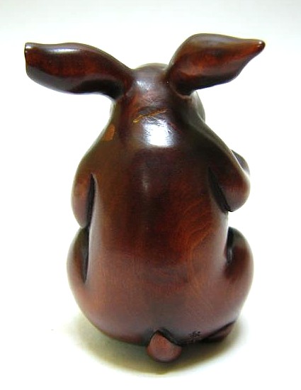 японская нэцкэ из кипариса Заяц, 1950-е гг.