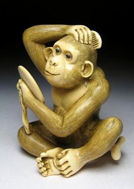 японская нэцке Обезьянка с зеркалом, слоновая кость