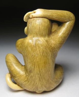 японская нэцке Обезьянка с зеркалом, слоновая кость