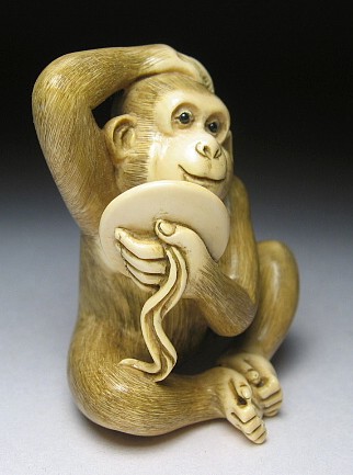 японская нэцке Обезьянка с зеркалом, слоновая кость