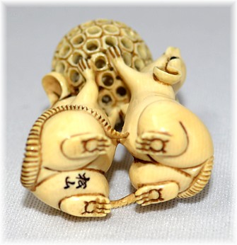 японская нецка из слоновой кости ДВЕ КРЫСЫ